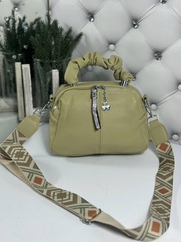 Женская сумка кроссбоди женственная сумочка на широком ремне фисташковая экокожа