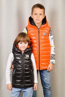 Двухсторонняя жилетка для мальчика с капюшоном детская подростковая 98-164р черная с оранжевым