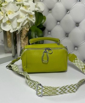 Женская сумка чемоданчик маленькая сумочка на широком ремне салатовая экокожа