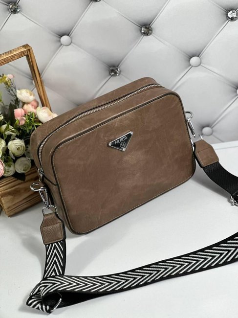 Женская каркасная сумка на широком ремне сумочка кроссбоди модная капучино экокожа