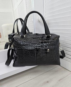 Вместительная женская сумка саквояж модная лаковая черная рептилия кожзам