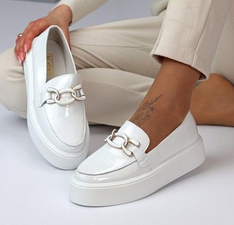Женские туфли лоферы кожаные стильные классические белые натуральная глянцевая кожа 41