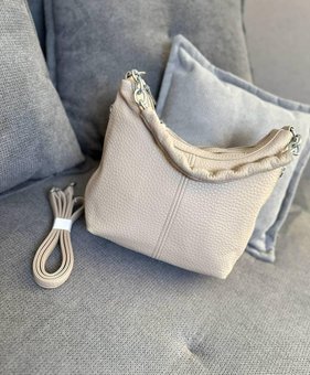 Небольшая женская сумка-мешок красивая модная бежевая экокожа